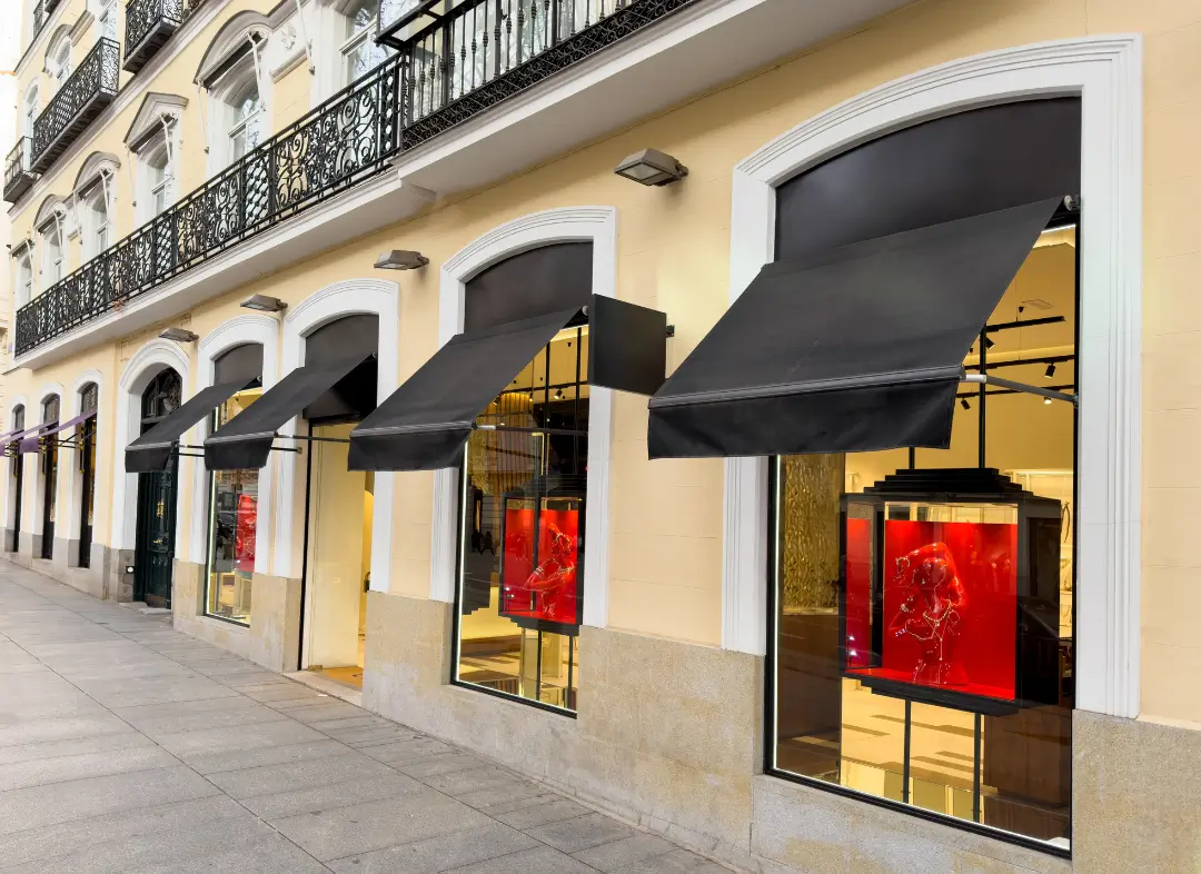 Façade vitrine de magasin en aluminium sur mesure à Eckbolsheim